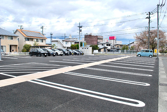 根本小児科医院駐車場